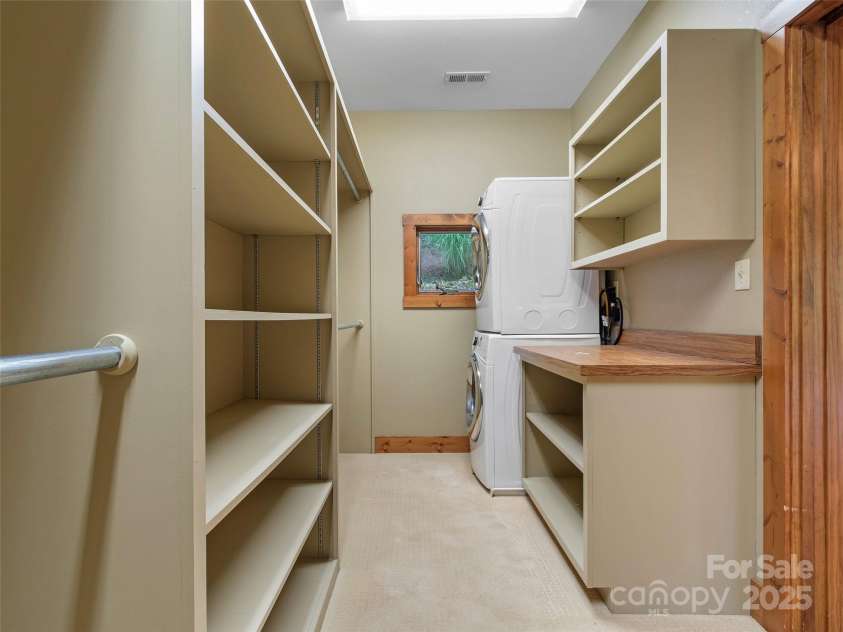 321 Sunset Point Road, Burnsville, NC 28714.  MLS# CAR4287162, YatesRealty ID 31982. 