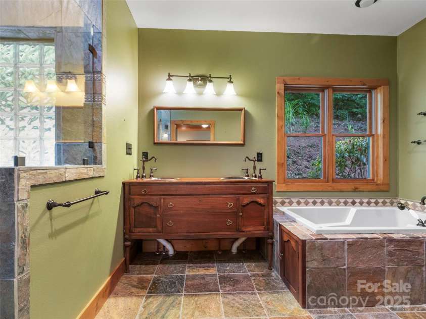 321 Sunset Point Road, Burnsville, NC 28714.  MLS# CAR4287162, YatesRealty ID 31982. 