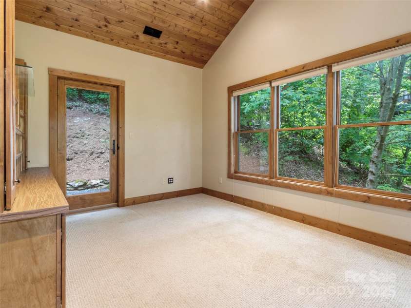 321 Sunset Point Road, Burnsville, NC 28714.  MLS# CAR4287162, YatesRealty ID 31982. 