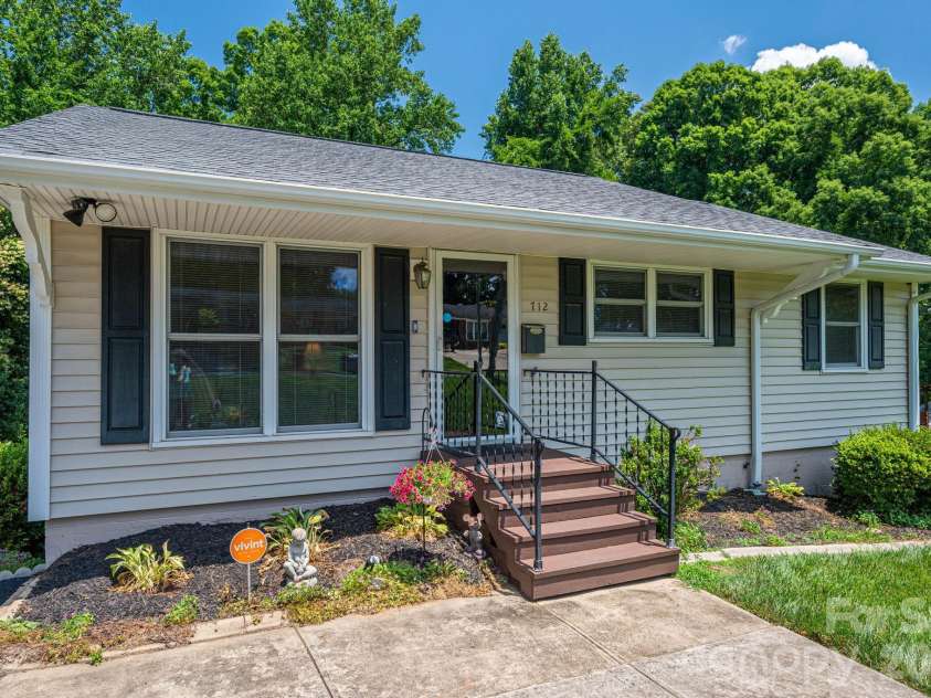 712 Crestwood Avenue, Gastonia, NC 28054.  MLS# CAR4388581, YatesRealty ID 31983. 