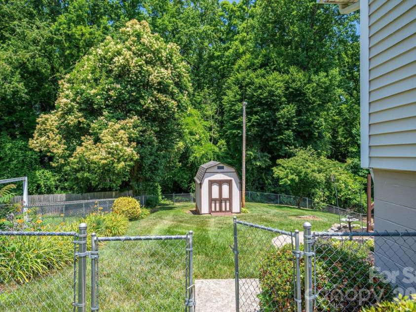 712 Crestwood Avenue, Gastonia, NC 28054.  MLS# CAR4388581, YatesRealty ID 31983. 