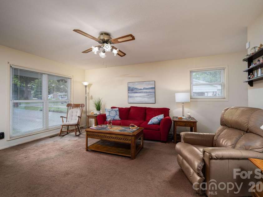 712 Crestwood Avenue, Gastonia, NC 28054.  MLS# CAR4388581, YatesRealty ID 31983. 