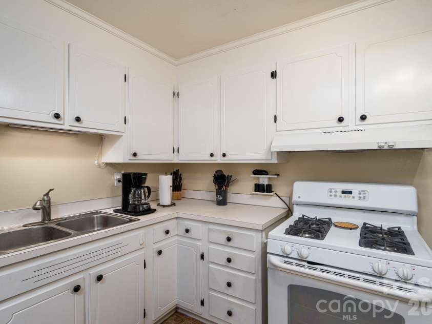 712 Crestwood Avenue, Gastonia, NC 28054.  MLS# CAR4388581, YatesRealty ID 31983. 