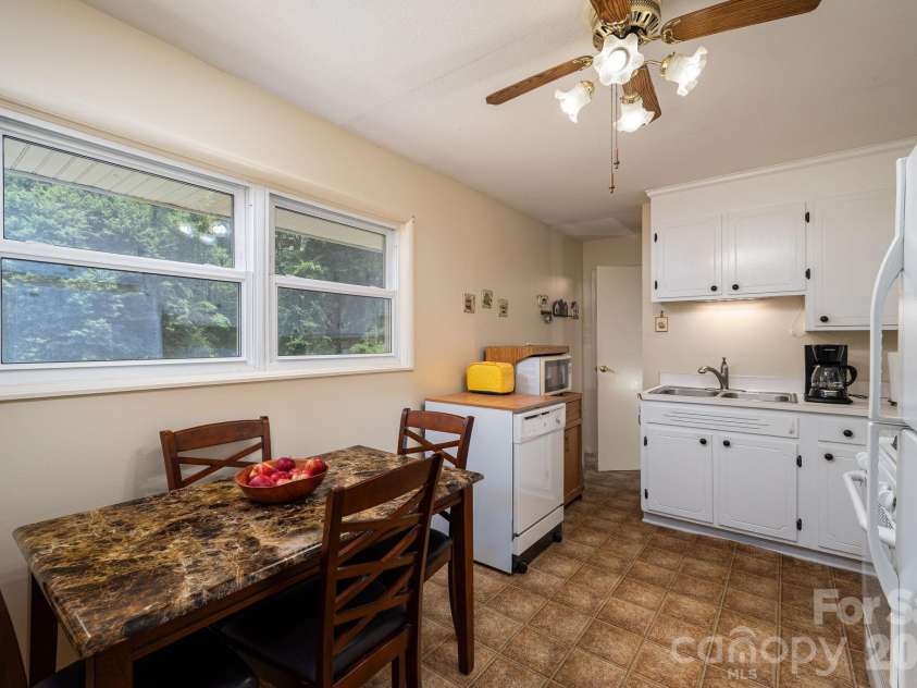 712 Crestwood Avenue, Gastonia, NC 28054.  MLS# CAR4388581, YatesRealty ID 31983. 