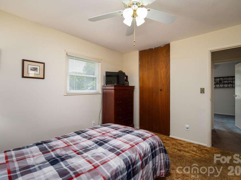 712 Crestwood Avenue, Gastonia, NC 28054.  MLS# CAR4388581, YatesRealty ID 31983. 