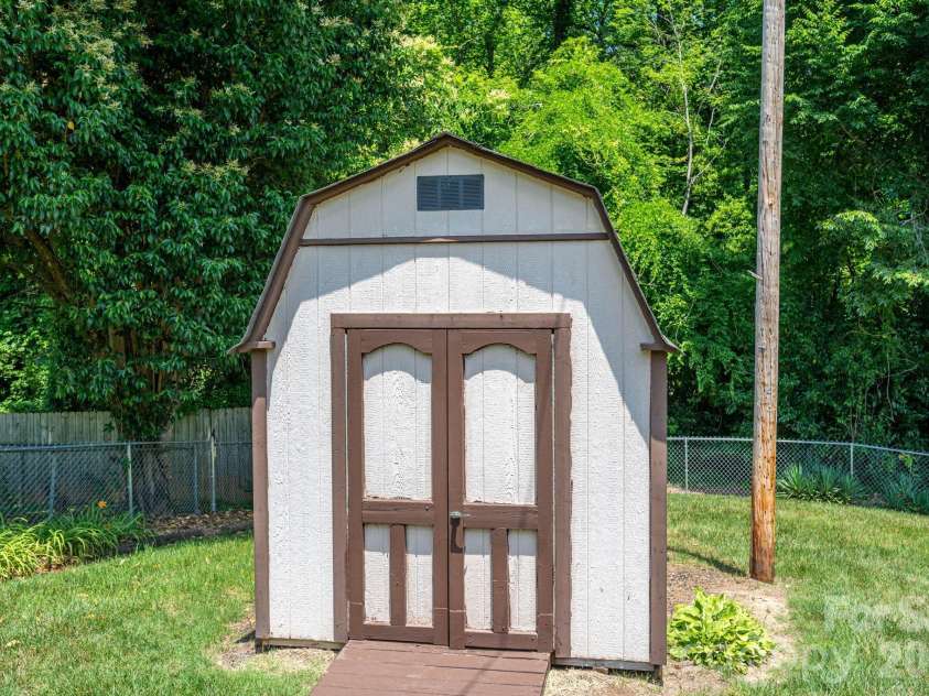 712 Crestwood Avenue, Gastonia, NC 28054.  MLS# CAR4388581, YatesRealty ID 31983. 