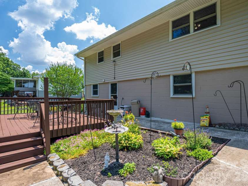 712 Crestwood Avenue, Gastonia, NC 28054.  MLS# CAR4388581, YatesRealty ID 31983. 