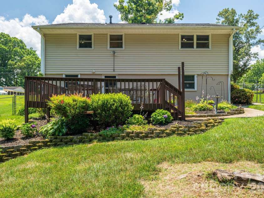 712 Crestwood Avenue, Gastonia, NC 28054.  MLS# CAR4388581, YatesRealty ID 31983. 