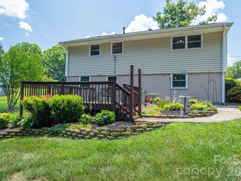 712 Crestwood Avenue, Gastonia, NC 28054.  MLS# CAR4388581, YatesRealty ID 31983. 