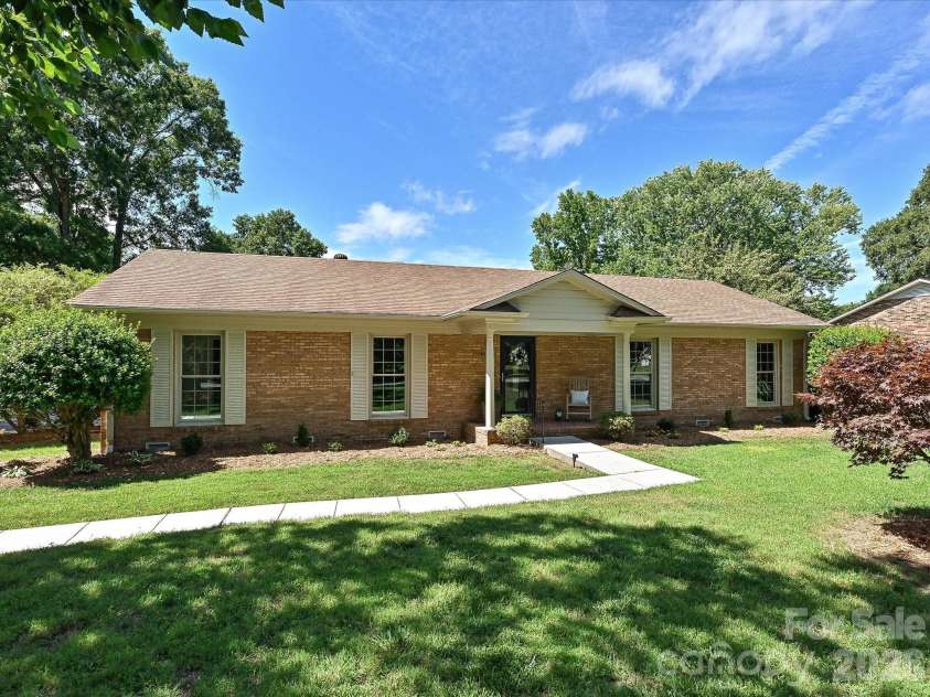 218 Sturbridge Drive, Charlotte, NC 28214.  MLS# CAR4394483, YatesRealty ID 31984. 