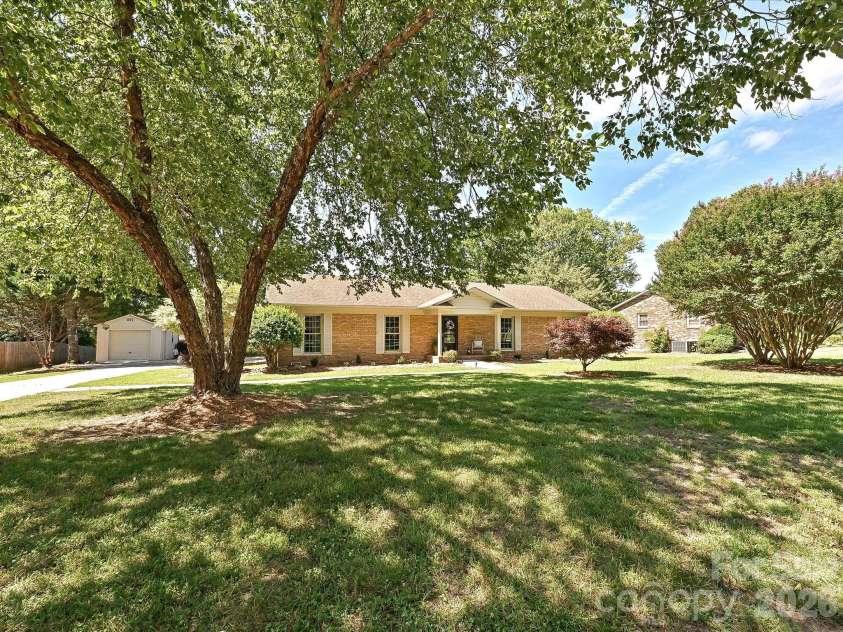 218 Sturbridge Drive, Charlotte, NC 28214.  MLS# CAR4394483, YatesRealty ID 31984. 