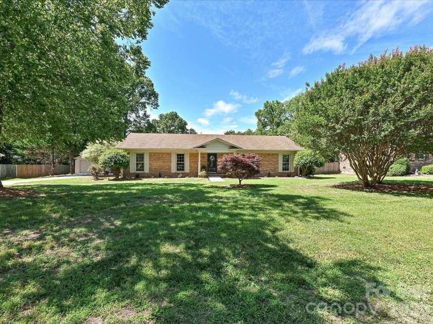 218 Sturbridge Drive, Charlotte, NC 28214.  MLS# CAR4394483, YatesRealty ID 31984. 