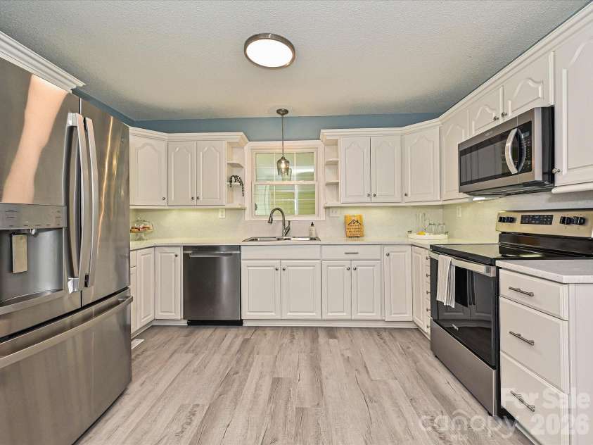 218 Sturbridge Drive, Charlotte, NC 28214.  MLS# CAR4394483, YatesRealty ID 31984. 