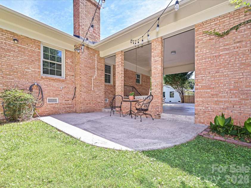 218 Sturbridge Drive, Charlotte, NC 28214.  MLS# CAR4394483, YatesRealty ID 31984. 