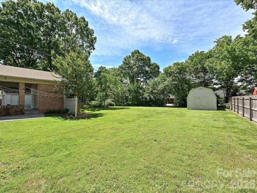 218 Sturbridge Drive, Charlotte, NC 28214.  MLS# CAR4394483, YatesRealty ID 31984. 