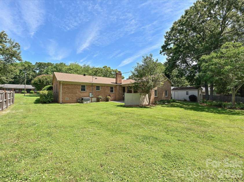 218 Sturbridge Drive, Charlotte, NC 28214.  MLS# CAR4394483, YatesRealty ID 31984. 