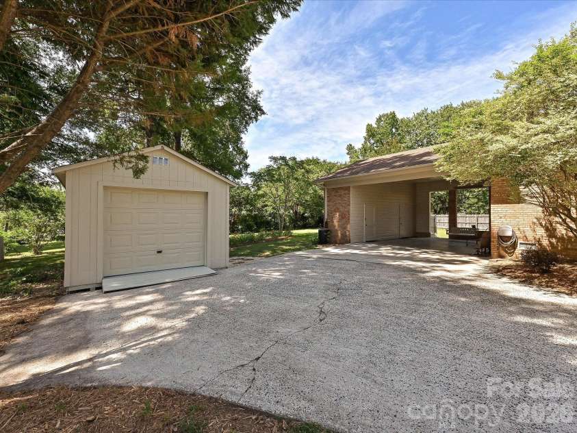 218 Sturbridge Drive, Charlotte, NC 28214.  MLS# CAR4394483, YatesRealty ID 31984. 