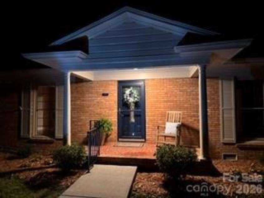 218 Sturbridge Drive, Charlotte, NC 28214.  MLS# CAR4394483, YatesRealty ID 31984. 