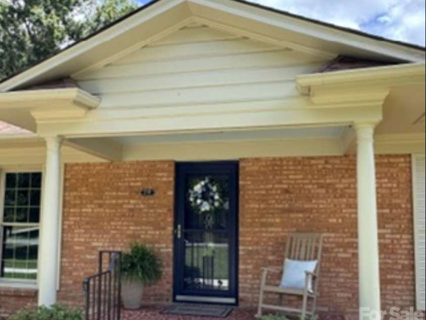 218 Sturbridge Drive, Charlotte, NC 28214.  MLS# CAR4394483, YatesRealty ID 31984. 