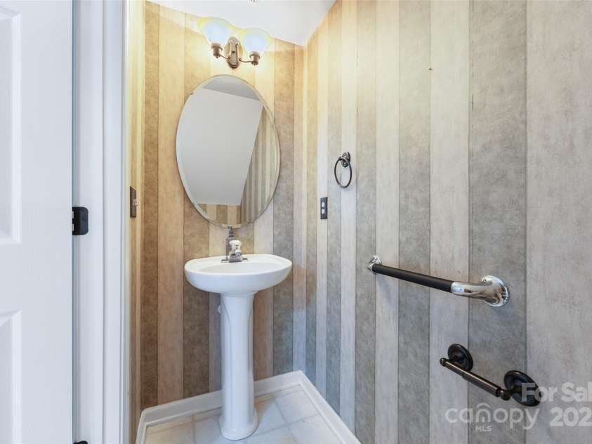 1107 Sienna Sand Way, Fort Mill, SC 29708.  MLS# CAR4285486, YatesRealty ID 31985. Half Bath