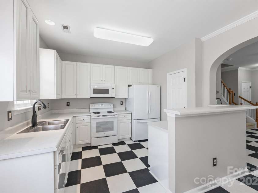 1107 Sienna Sand Way, Fort Mill, SC 29708.  MLS# CAR4285486, YatesRealty ID 31985. Kitchen