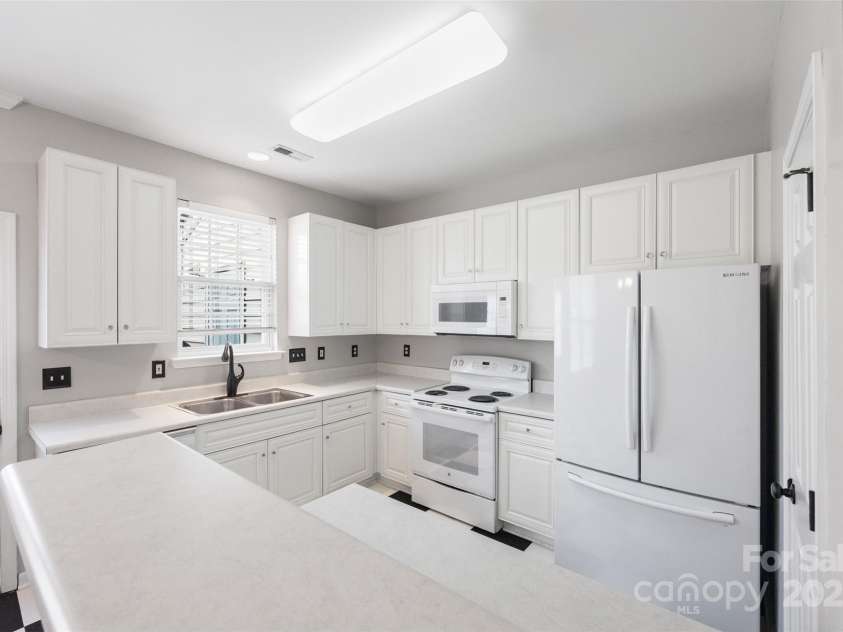 1107 Sienna Sand Way, Fort Mill, SC 29708.  MLS# CAR4285486, YatesRealty ID 31985. Kitchen