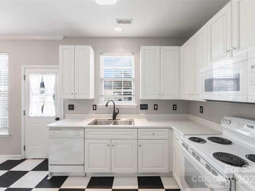 1107 Sienna Sand Way, Fort Mill, SC 29708.  MLS# CAR4285486, YatesRealty ID 31985. Kitchen