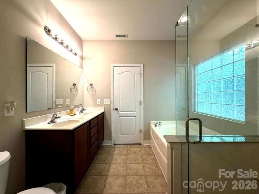 1919 Corriente Court, Charlotte, NC 28213.  MLS# CAR4391597, YatesRealty ID 31986. 