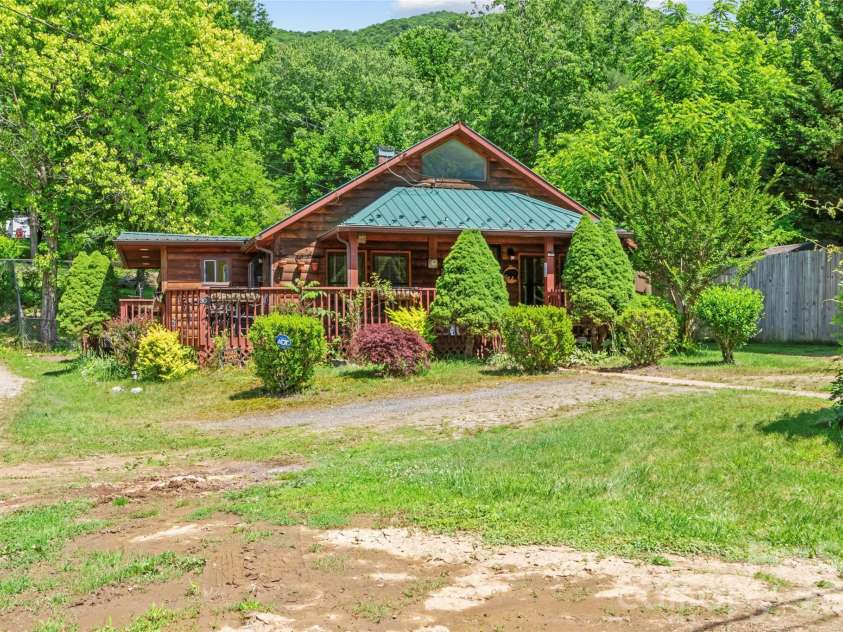 30 Clover Lane, Burnsville, NC 28714.  MLS# CAR4395466, YatesRealty ID 31987. 