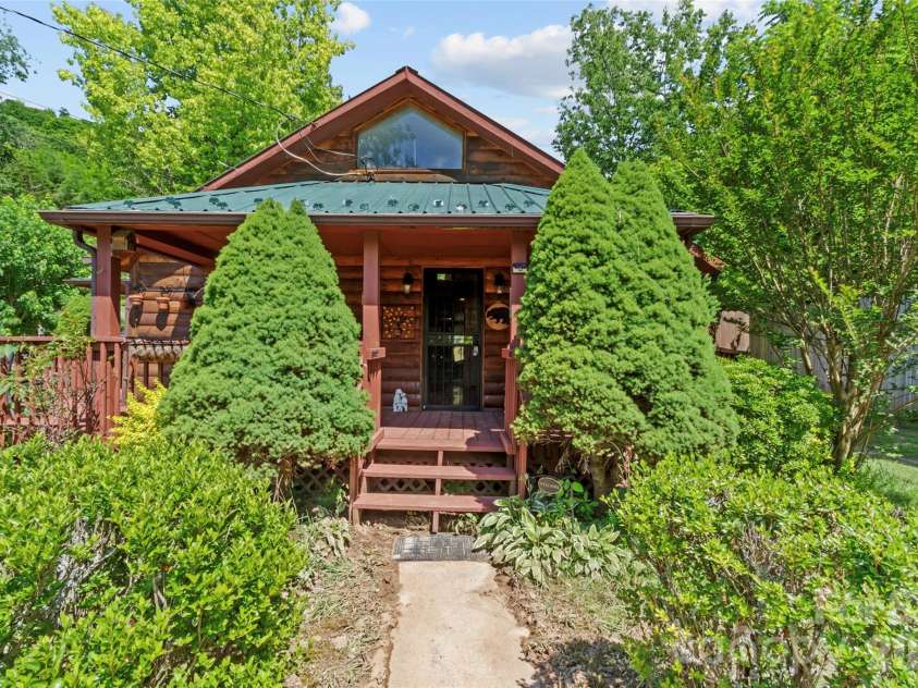 30 Clover Lane, Burnsville, NC 28714.  MLS# CAR4395466, YatesRealty ID 31987. 