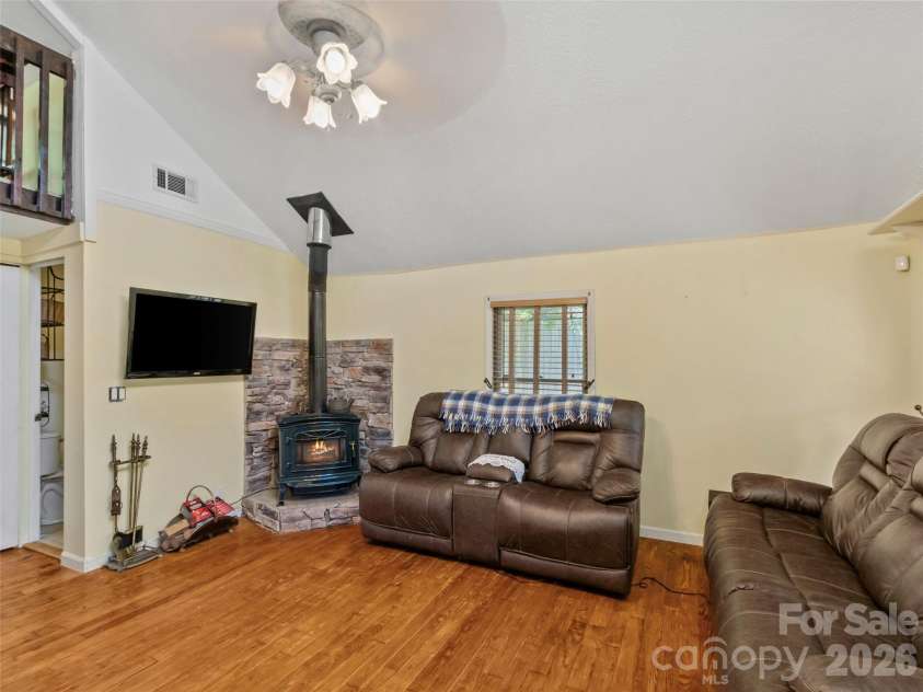 30 Clover Lane, Burnsville, NC 28714.  MLS# CAR4395466, YatesRealty ID 31987. 