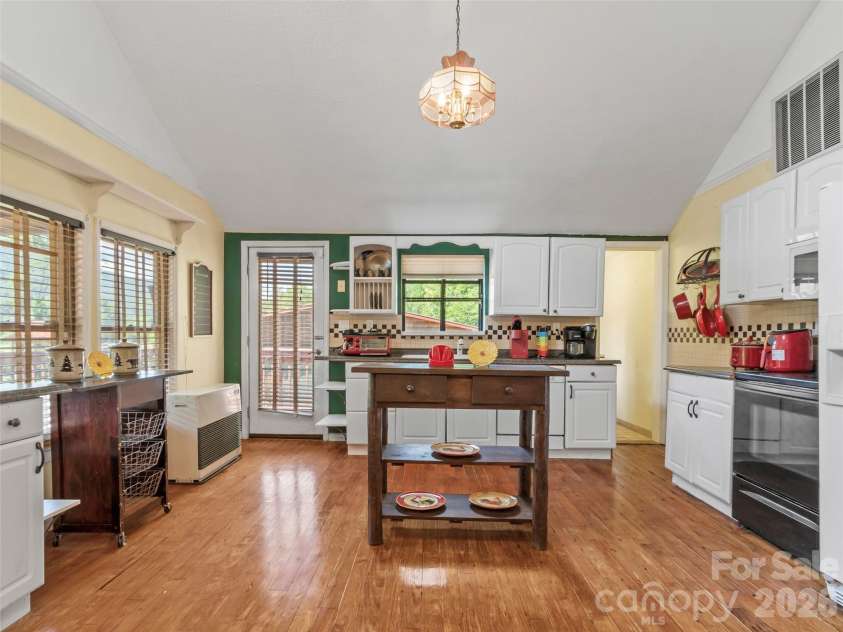 30 Clover Lane, Burnsville, NC 28714.  MLS# CAR4395466, YatesRealty ID 31987. 