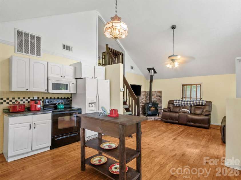 30 Clover Lane, Burnsville, NC 28714.  MLS# CAR4395466, YatesRealty ID 31987. 