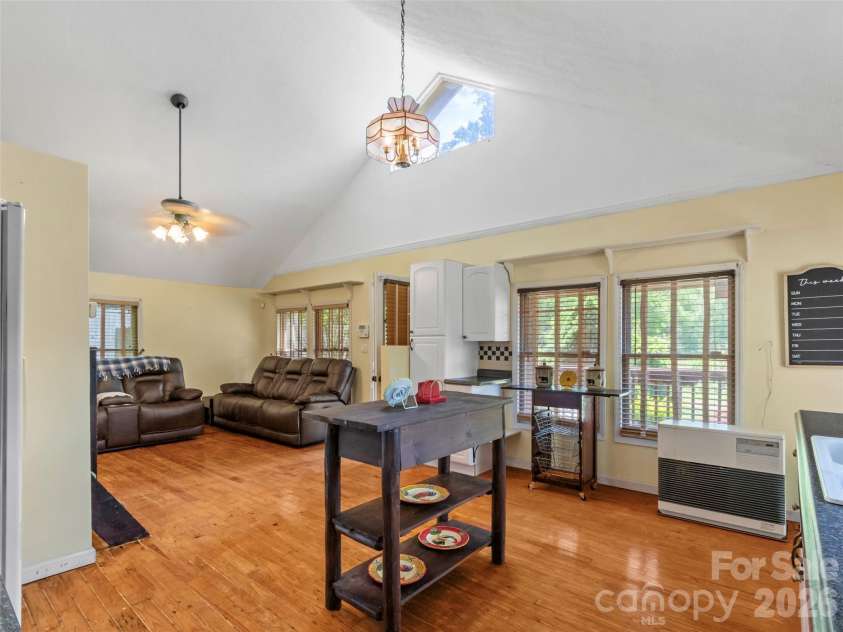 30 Clover Lane, Burnsville, NC 28714.  MLS# CAR4395466, YatesRealty ID 31987. 