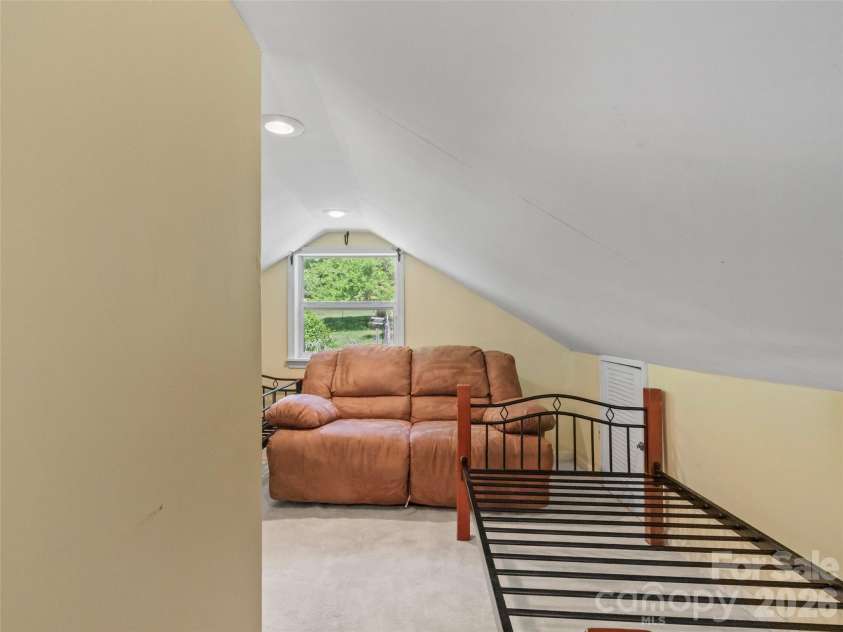 30 Clover Lane, Burnsville, NC 28714.  MLS# CAR4395466, YatesRealty ID 31987. 