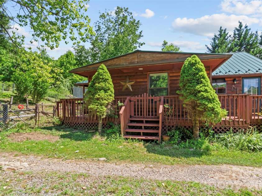 30 Clover Lane, Burnsville, NC 28714.  MLS# CAR4395466, YatesRealty ID 31987. 
