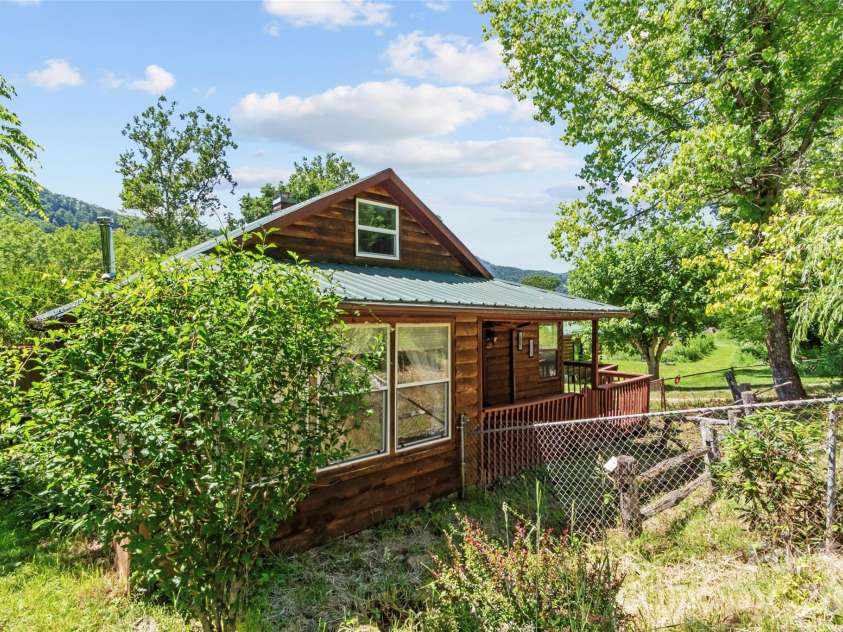 30 Clover Lane, Burnsville, NC 28714.  MLS# CAR4395466, YatesRealty ID 31987. 