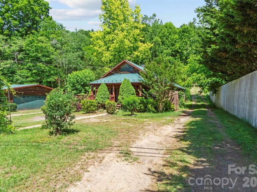 30 Clover Lane, Burnsville, NC 28714.  MLS# CAR4395466, YatesRealty ID 31987. 