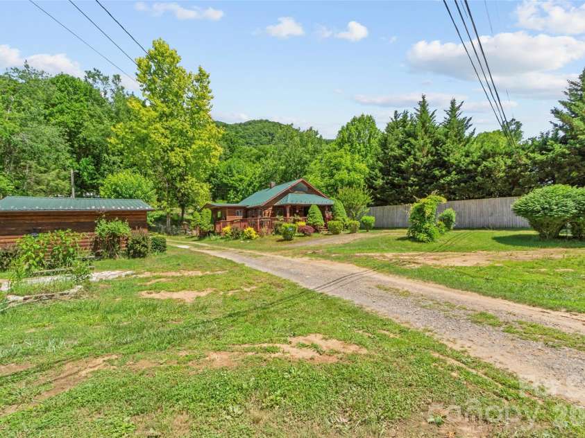 30 Clover Lane, Burnsville, NC 28714.  MLS# CAR4395466, YatesRealty ID 31987. 