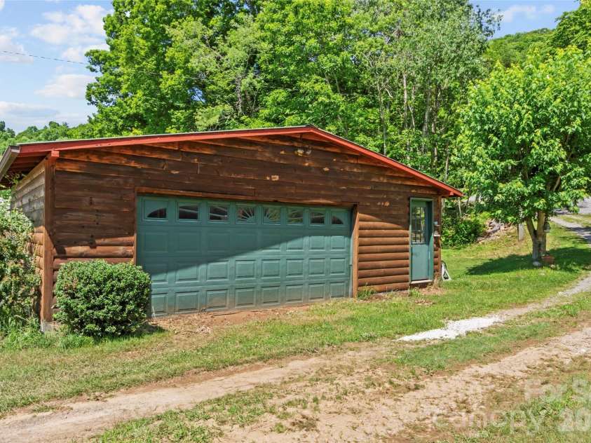30 Clover Lane, Burnsville, NC 28714.  MLS# CAR4395466, YatesRealty ID 31987. 