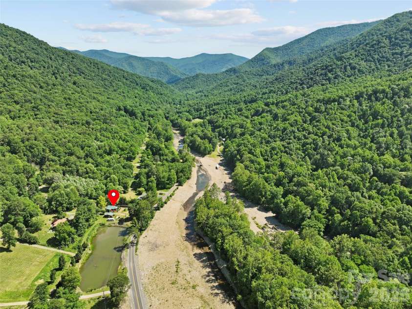 30 Clover Lane, Burnsville, NC 28714.  MLS# CAR4395466, YatesRealty ID 31987. 