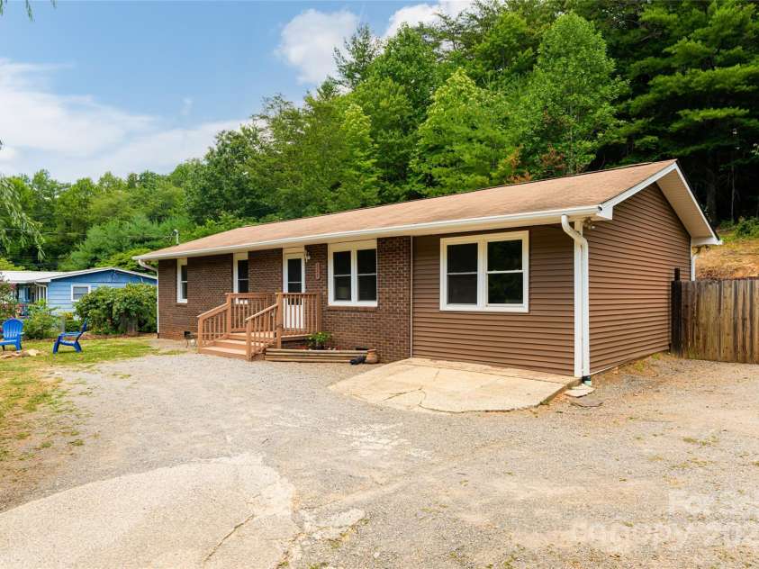 326 New Salem Road, Swannanoa, NC 28778.  MLS# CAR4272032, YatesRealty ID 31987. 