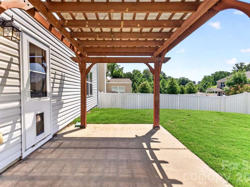 9013 Magnolia Lily Avenue, Charlotte, NC 28227.  MLS# CAR4392385, YatesRealty ID 31988. 