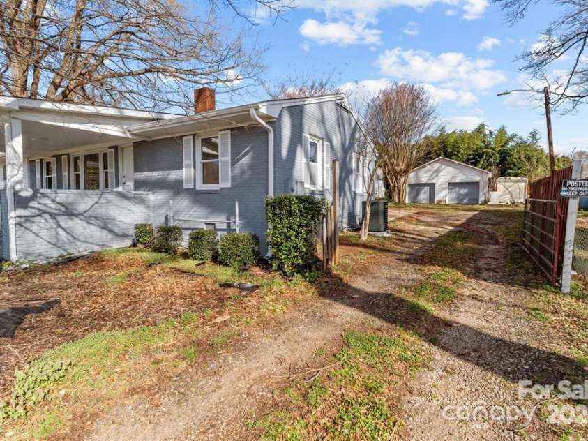 2418 Acapulco Drive, Gastonia, NC 28054.  MLS# CAR4291547, YatesRealty ID 31990. 