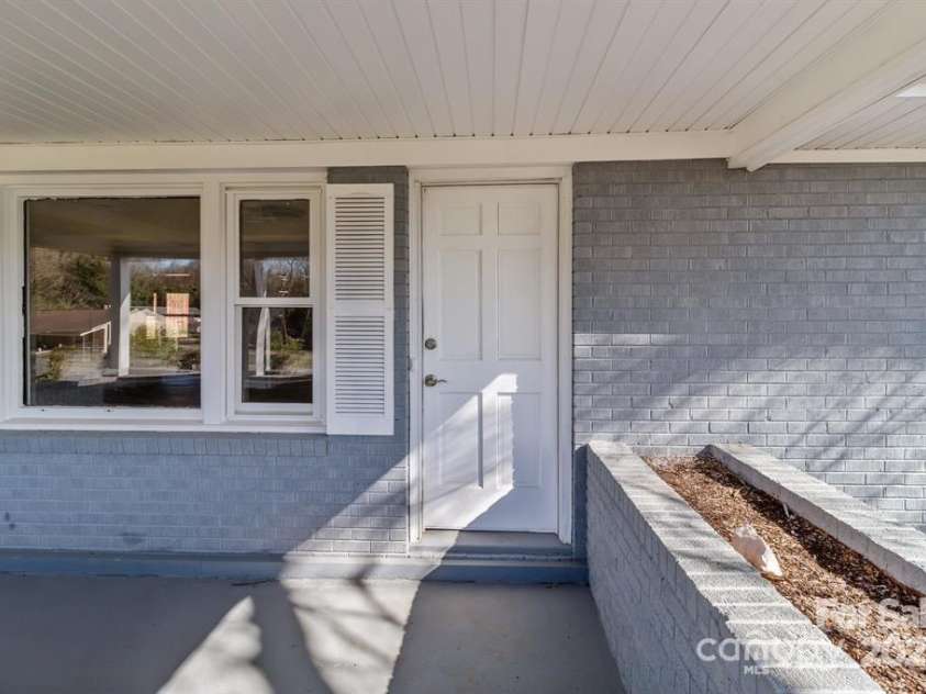 2418 Acapulco Drive, Gastonia, NC 28054.  MLS# CAR4291547, YatesRealty ID 31990. 