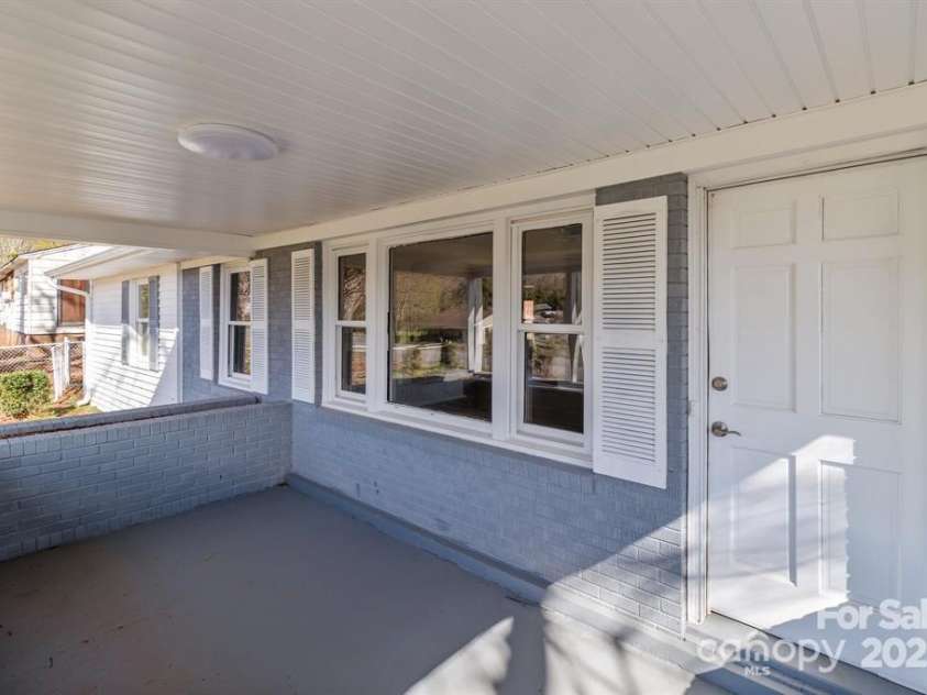 2418 Acapulco Drive, Gastonia, NC 28054.  MLS# CAR4291547, YatesRealty ID 31990. 