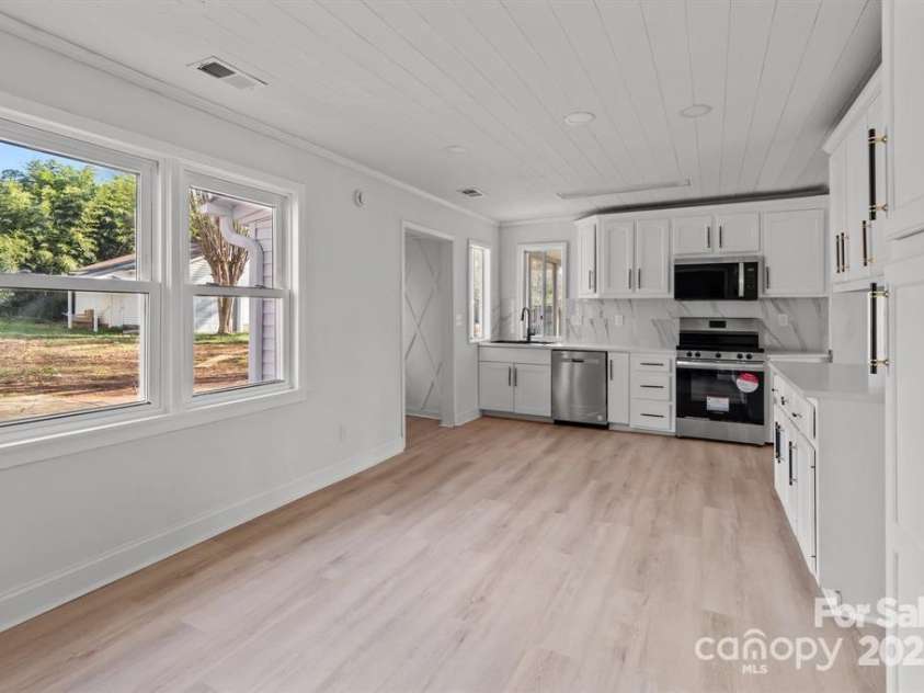 2418 Acapulco Drive, Gastonia, NC 28054.  MLS# CAR4291547, YatesRealty ID 31990. 