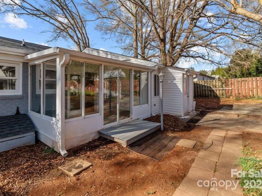 2418 Acapulco Drive, Gastonia, NC 28054.  MLS# CAR4291547, YatesRealty ID 31990. 