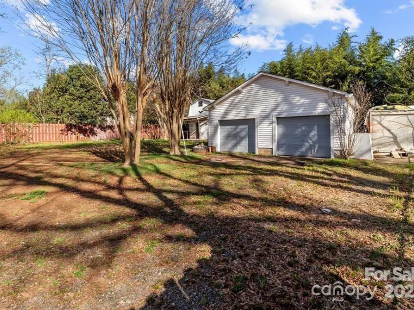 2418 Acapulco Drive, Gastonia, NC 28054.  MLS# CAR4291547, YatesRealty ID 31990. 