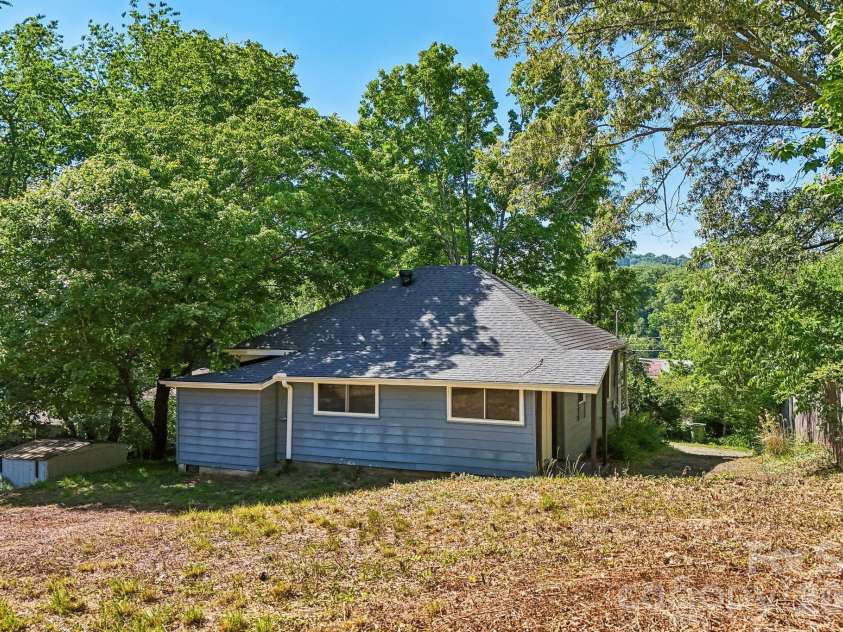 3 View Street, Asheville, NC 28803.  MLS# CAR4383178, YatesRealty ID 31991. Back yard